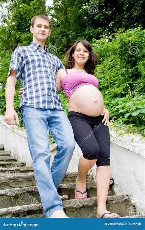 picture of pregnant woman with husband